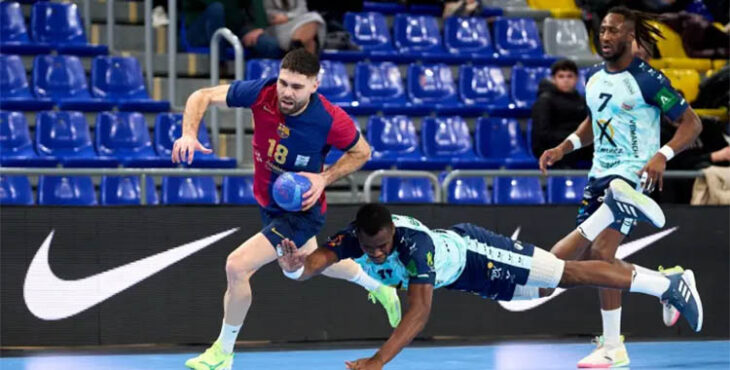 Un jugador del Barça deja atrás a Ledi y Keita en una rápida contra en el Palau.