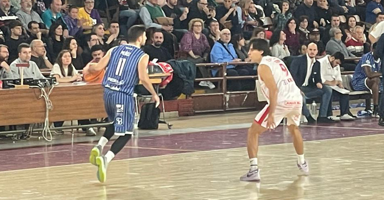 Luca Muñoz avanza con el balón en León. Foto: Coto Córdoba CB