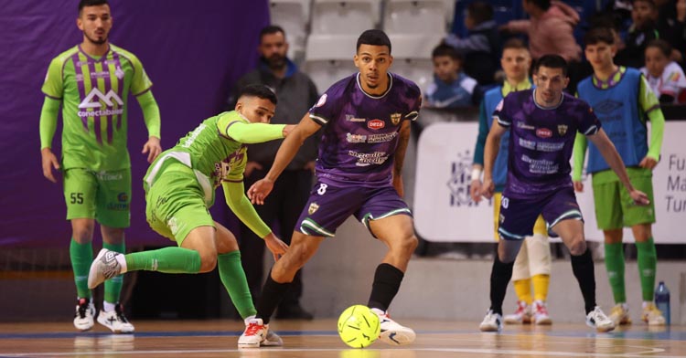 Tiago Macedo supera a un jugador del Palma Futsal.