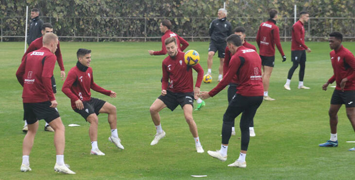 Martínez toca el balón ante Genaro y Kuki Zalazar en el rondo.