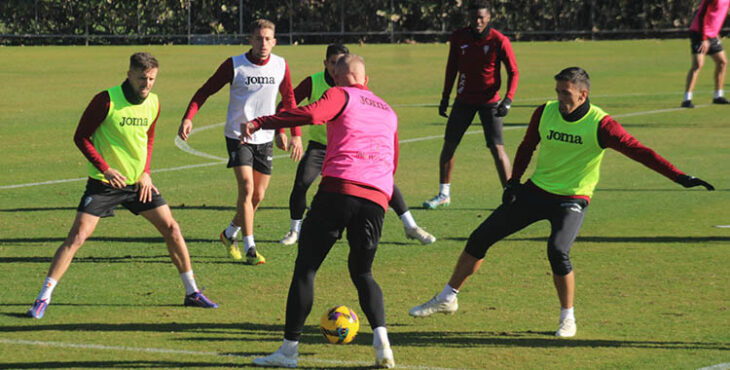 Obolskii se adelanta en el rondo a Martínez y Genaro.