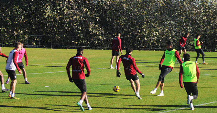 Martínez moviendo el balón en el rondo con el inglés Jude buscando tocar bola.