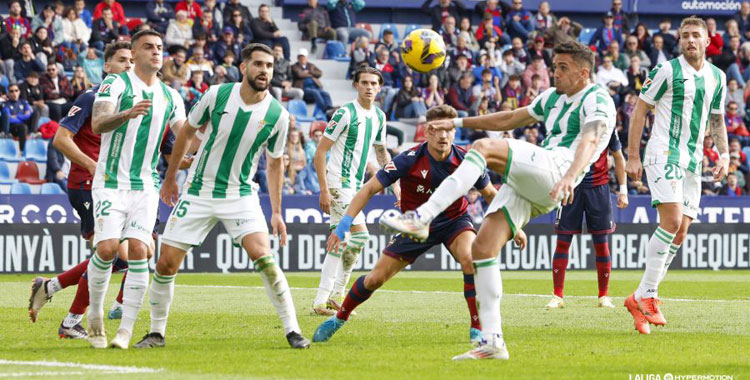 Martínez despeja un balón en el partido frente al Levante. Foto: LaLiga Hypermotion