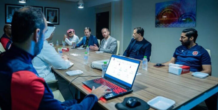 César Sánchez, Antonio Fernández Monterrubio y Faisal rodeados de bareiníes durante la reunión.