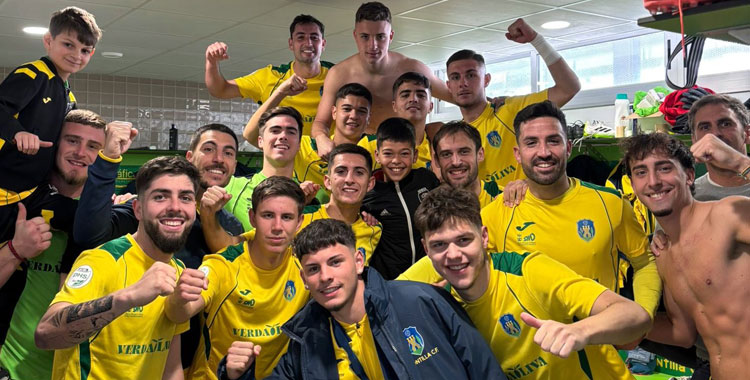 Los chicos del Montilla celebrando la victoria. Foto: Montilla CF