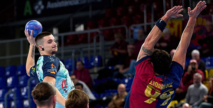 Domingo Luis Mosquera levantándose ante la defensa del Barça.