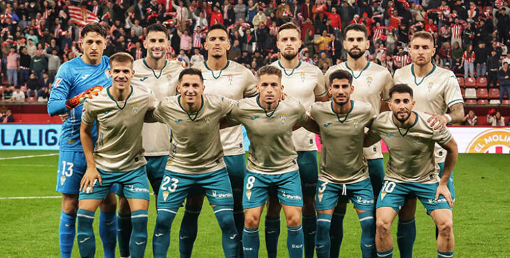 El once inicial del Córdoba en El Molinón.