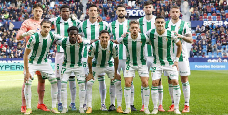 El once del Córdoba en el Ciudad de Valencia con una defensa inédita.