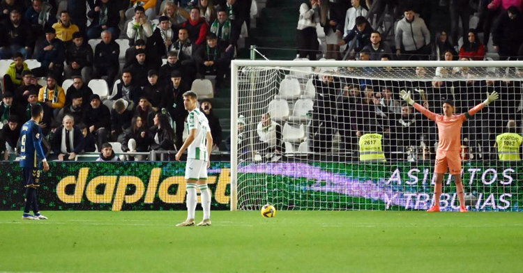 Carlos Marín pendiente del penalti ante el Tenerife. Foto: Natalia Román