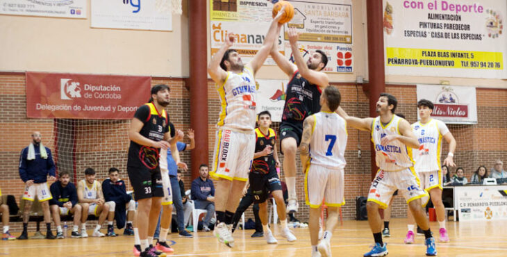 Acción ofensiva del Peñarroya ante la Gymnástica. Foto: