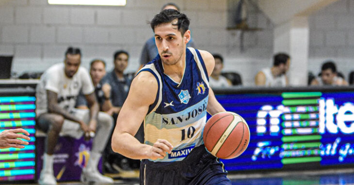 Alejandro Peralta en un partido del Deportivo San José.