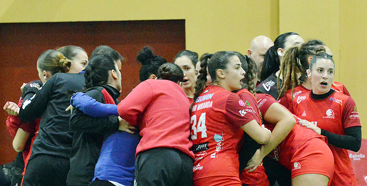 Las granates y su piña final tras vencer el partido. Foto: Rafa Barroso / CBM