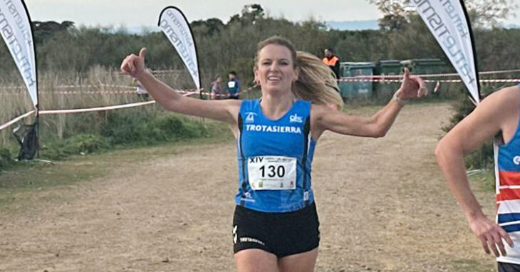 Raquel Hernández tras cruzar la meta en Guadalcázar. Foto: Club Trotasierra