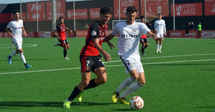 Zaca trata de superar a un jugador del Atlético Central. Foto: Tino Navas