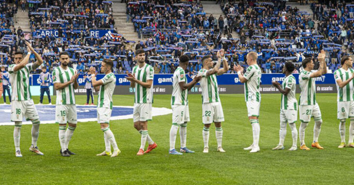 Los jugadores del Córdoba saludan en Oviedo. Foto: LaLiga Hypermotion