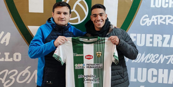 Agustín 'Titi' del Rey posando con el entrenador blanquiverde, Emanuel Santoro. Foto: Córdoba Futsal