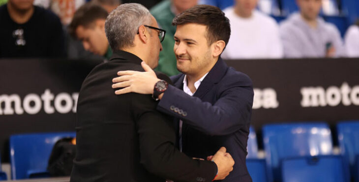 Emanuel Santoro saluda a Antonio Vadillo, entrenador del Palma Futsal