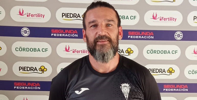 Sergio Guillén posando en la sala de prensa de la Ciudad Deportiva. Foto: LaclasiCórdoba