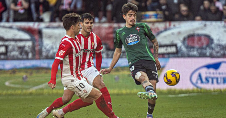 Gelardo es presionado en el Sporting-Racing Ferrol. Foto: LaLiga Hypermotion