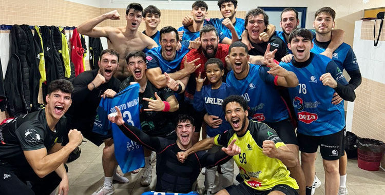 El equipo cajista celebrando su triunfo y los dos puntos al zurrón en la pista pinteña. Foto: CBM