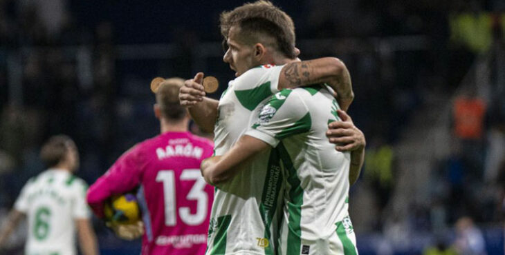 Ander Yoldi se abraza con un compañero en el Carlos Tartiere. Foto: LaLiga Hypermotion