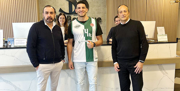 José Juan Pastor, vicepresidente de CCB, y Antonio Gordillo, cofundador y CEO de Soho Boutique Hoteles, han recibido al canario Alberto Moreno en sus primeras horas en la capital cordobesa. Foto: Córdoba Club de Baloncesto