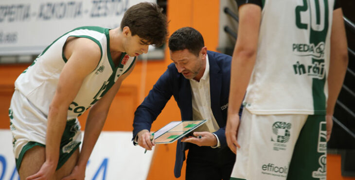 Alfredo Gálvez da instrucciones con la pizarra a Pablo Martín. Foto: Biele ISB