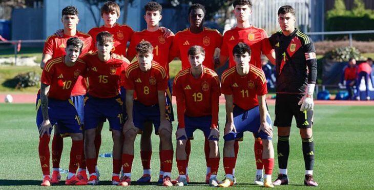 Andrés Cuenca, segundo por la izquierda en la fila de arriba, en el once de España sub19. Foto: RFEF