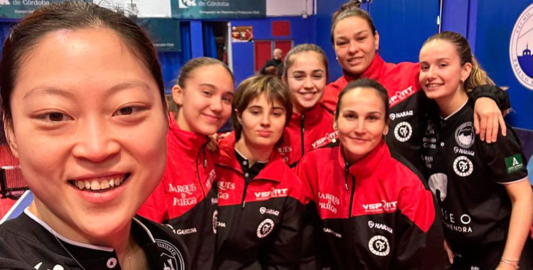 El 'selfie' de la victoria europea del cuadro prieguense, esta vez con Jiaqi Meng como maestra de ceremonias