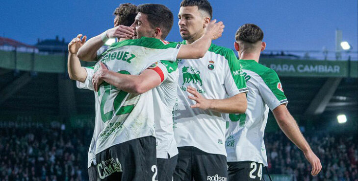 Varios jugadores del Racing celebran un tanto este curso. Foto: Racing de Santander