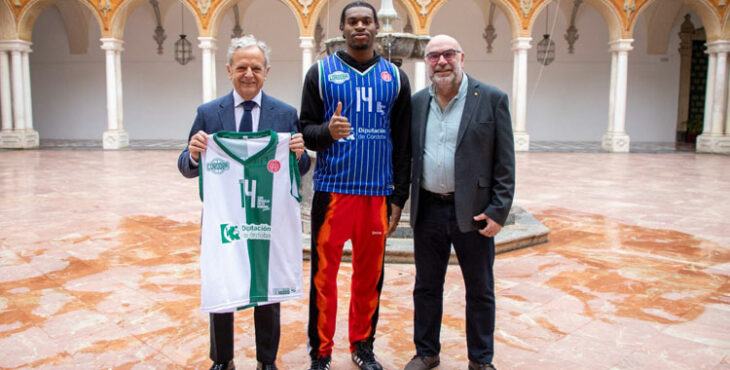 John Egbuta posa en el Patio de la Diputación flanqueado por el presidente de la institución, Salvador Fuentes, y el máximo dirigente del Coto Córdoba, Pepe Palacios. Foto: Córdoba Club de Baloncesto