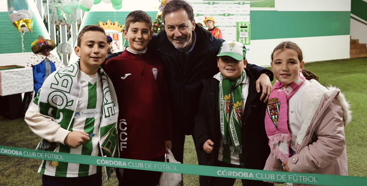 Monterrubio posa con un grupo de niños en el acto con los Reyes Magos. Foto: CCF