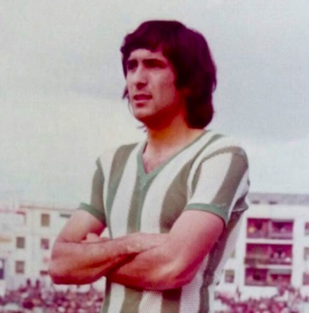 Paco Varo posando con la elástica blanquiverde.