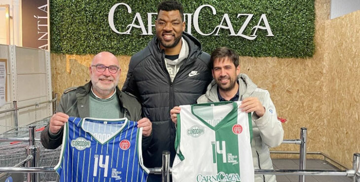 Seydou Aboubacar, que ya entrena con el equipo, junto al presidente Pepe Palacios y Antonio Roldán, gerente de Carnicaza, en su presentación oficial. Foto: Córdoba Club de Baloncesto