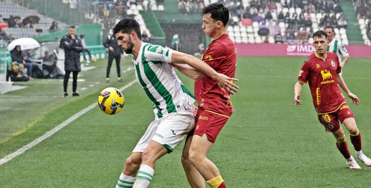 Theo Zidane protege el balón ante un jugador del Racing. Foto: CCF