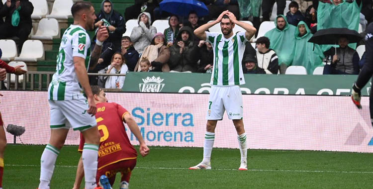 Theo Zidane echándose las manos a la cabeza con Casas a la izquierda.