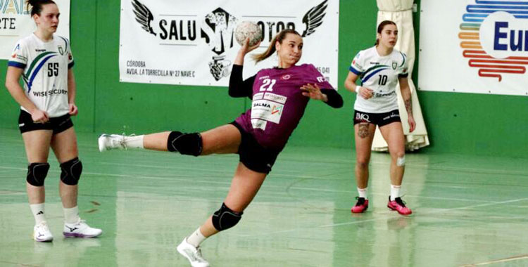 Bárbara Piñeira tira a portería en el partido frente al Anaitasuna. Autor: Rafael Romero