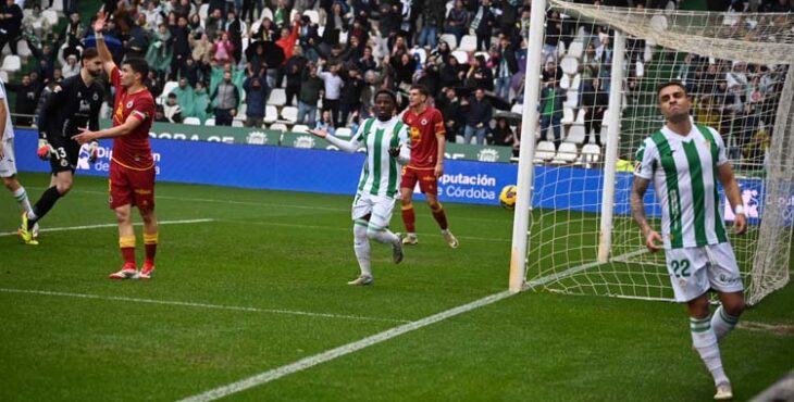 Carlos Isaac y Adilson lamentan un fuera de juego.