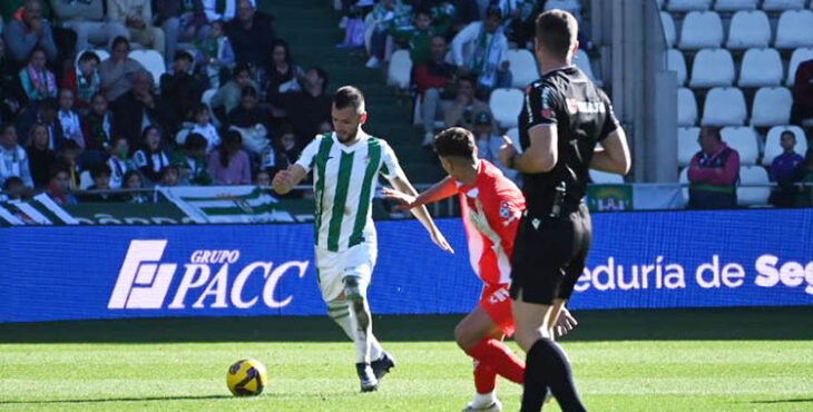 Adri Lapeña sacando el balón de atrás ante un atacante del Almería.