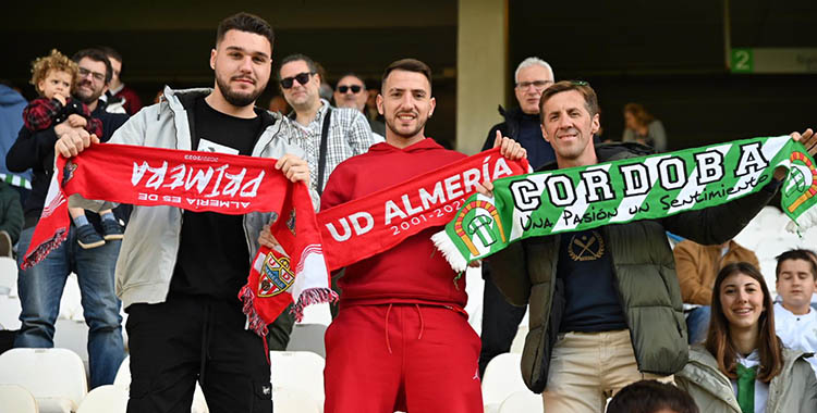 Dos aficionados del Almería junto a un cordobesista en la Tribuna de El Arcángel.