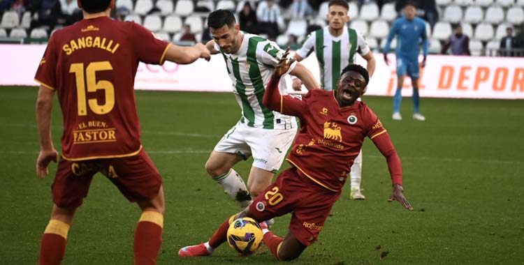 Albarrán pugna por el balón en el duelo con el Racing.