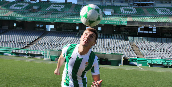 Alberto del Moral tocando el balón con la cabeza tras su presentación.