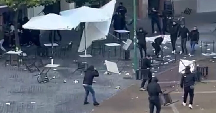 Una imagen de la pelea entre cordobesistas y almerienses en la Plaza del Moreal.