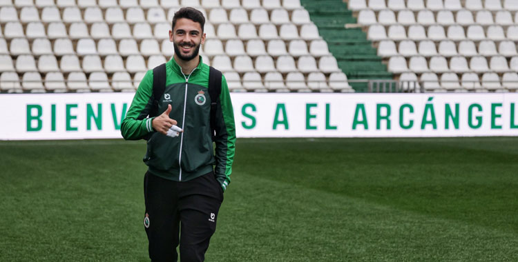 Andrés Martín en su llegada con el Racing a las dependencias del Nuevo Arcángel. Luego decidiría el Córdoba-Racing. Foto: CCF