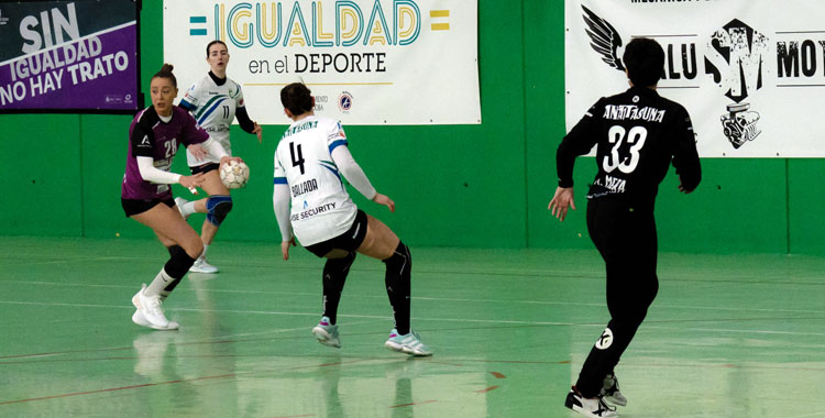 Ángela Ruiz bascula en un ataque de Adesal en La Fuensanta. Autor: Rafael Romero