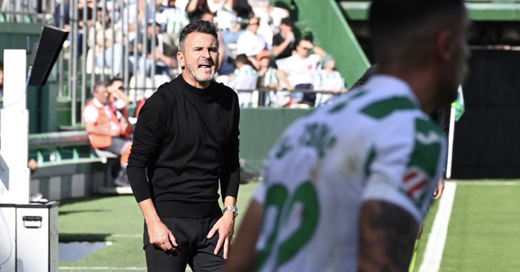 Iván Ania en la banda de El Arcángel durante un partido. Foto: Natalia Román