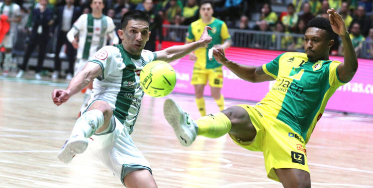 Arnaldo Báez lucha una pelota con Renato. Foto: Edu Luque / Córdoba Futsal