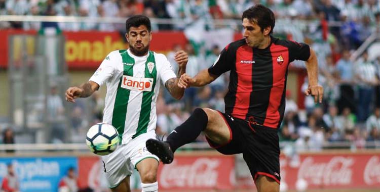 Aythami pugna por el balón en el Reus-Córdoba de 2018.