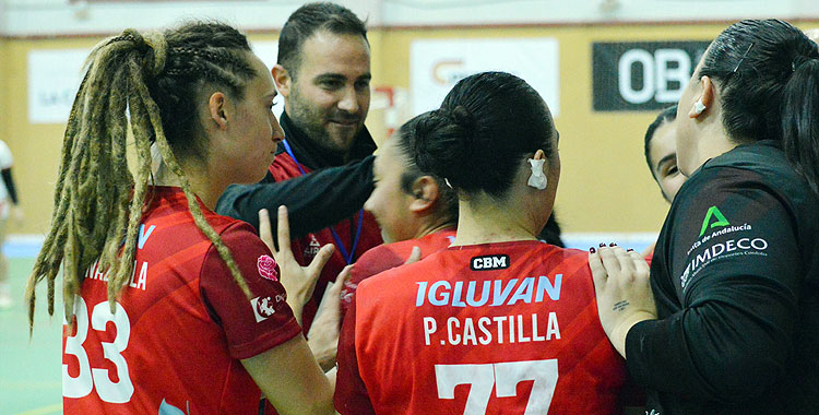 Benito Puerto junto a alguna de sus jugadoras en un partido de esta temporada en Fátima. Foto: Rafa Barroso / CBM