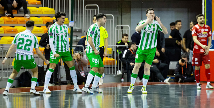 Los jugadores del Betis Futsal, Ismael entre ellos, celebran uno de sus goles ante ElPozo Murcia de César, que acabó expulsado. Foto: RFEF